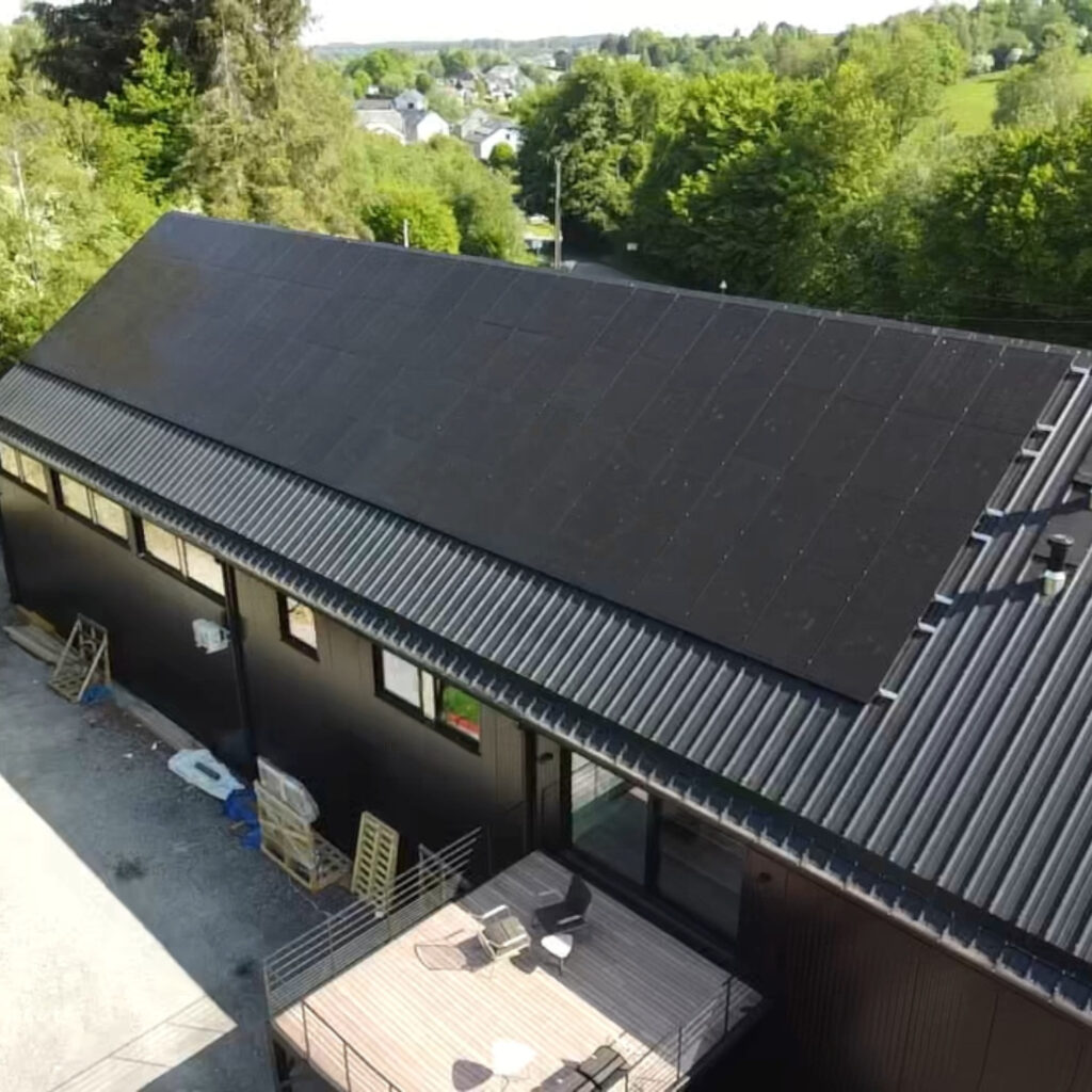 Technicien sur le toit